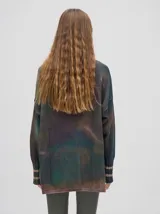 Buzo de algodón con estampado abstracto en tonos tierra y verde, de corte holgado y largo por debajo de la cintura, con puños acanalados.