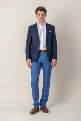 Pantalón de vestir celeste de lino, corte clásico.