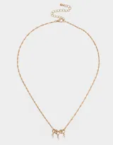 Cadena corta dorada con dije de tres aros dorados de los que cuelgan tres strass transparentes.