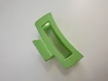 Pinza de pelo color verde claro con forma rectangular.