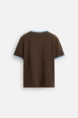 Camiseta azul marino de corte regular, cuello redondo y manga corta con ribete blanco en cuello y mangas.