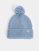 Gorro de lana tejido color rosa viejo, con pompón en la parte superior y etiqueta metálica con logo en el borde.