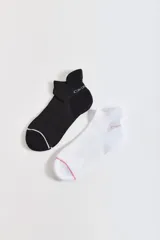 Pack de dos pares de soquetes deportivos, uno negro con borde blanco y otro blanco con borde rosa.