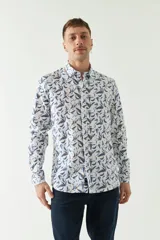 Camisa de manga larga con estampado de hojas en tonos azul marino y negro.