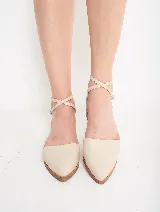 Zapato Lady de cuero color beige, con punta fina y tiras cruzadas con hebilla alrededor del tobillo.