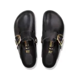 Zueco Birkenstock Boston de cuero negro con hebilla dorada ajustable.