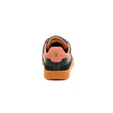 Zapatillas urbanas Caterpillar modelo Pause Retro, color negro con detalles en naranja y suela marrón.