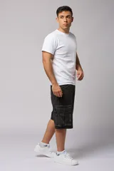 Bermuda de jean negro con corte holgado y múltiples bolsillos tipo cargo.