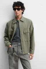 Sobrecamisa verde militar de algodón con estructura canvas, corte relaxed fit, cuello solapa, manga larga con puños abotonados, bolsillos frontales de plastrón con solapa, efecto lavado y cierre frontal con botones.