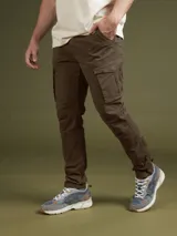 Pantalón cargo color marrón con bolsillos laterales con solapa y corte ajustado.