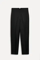 Pantalón negro de tiro alto con cintura con trabillas, bolsillos delanteros y raya planchada.