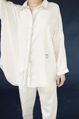 Pantalón verde oliva de tencel, corte carrot, con elástico y cordones en la cintura.