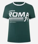 Remera de algodón color verde oscuro con cuello redondo y mangas cortas. Presenta un estampado frontal en blanco con la palabra "ROMA" y detalles gráficos, así como ribetes blancos en el cuello y las mangas.
