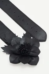 Cinturón ancho de cuero negro con una flor de cuero artesanal.