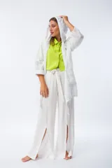 Campera blanca de lino con capucha y bolsillos delanteros.