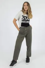 Remera verde militar con estampado de letras y animal print.