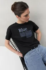 Remera blanca de manga corta con estampado tipográfico azul en el frente.