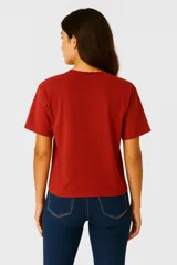 Remera blanca de corte holgado con estampado de flores negras.
