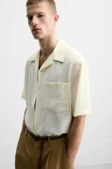 Camisa de hombre relaxed fit con cuello bowling y manga corta, confeccionada en tejido fluido con mezcla de viscosa a rayas verticales en tonos verde y blanco.