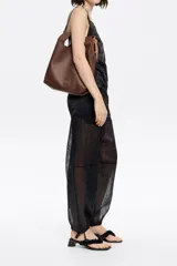 Bolso de mano mediano Bimba y Lola, color marrón, de estructura blanda con asa extraíble y logo metálico.