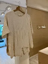 Remerón blanco de manga corta confeccionado en morley de viscosa con terminación de la espalda en pico.