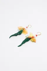 Aros colgantes con gancho dorado, cuentas de colores y dije con forma de cocodrilo verde y flores de acrílico multicolor.