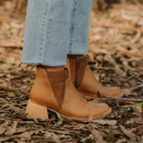 Bota de cuero vacuno color tostado, con cierre YKK y taco de madera de 5 cm.