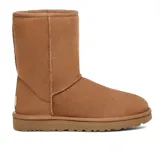Bota de estilo clásico color tostado con forro de piel de oveja y suela robusta, diseñada para uso diario.