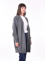 Saco color beige de tejido de punto, con mangas largas y corte holgado.