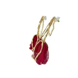 Aros colgantes con forma de flor, con pétalos de tela color gris y estructura de metal dorado.