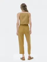 Pantalón carrot color marrón con cintura alta y bolsillos laterales.
