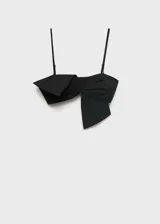 Top negro con tirantes finos, diseño crop y lazo en el frente.