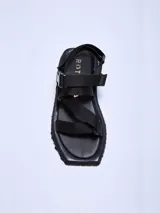 Sandalias negras con tiras de ajuste con hebilla y suela track.