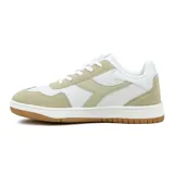 Zapatillas blancas y gris con detalles en gamuza, diseño moderno y suela de goma.