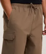 Bermuda masculina color marrón confeccionada en poliamida, con cintura elástica ajustable con cordón, sin estampa y con bolsillos cargo laterales. Marca Blue Steel.