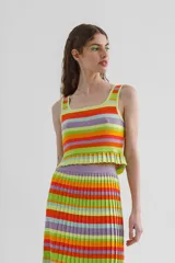 Top tejido a rayas horizontales de colores, con escote cuadrado, tirantes finos y detalle plisado en el bajo.