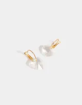 Aros dorados tipo argolla con dije de corazón transparente con strass.