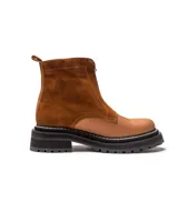 Botas cortas color beige con cierre frontal de cremallera, suela track negra y tirador trasero.