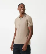 Polo de manga corta color beige, confeccionada en algodón con cuello jacquard y ribete en las mangas.