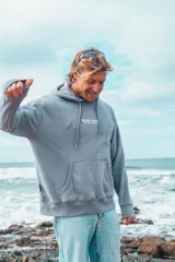 Hoodie gris con estampado en la espalda que incluye texto y dibujos.