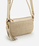Cartera tipo baguette color dorado con efecto paja, cierre con hebilla y detalle de tassel. Incluye correa de mano y asa larga desmontable.