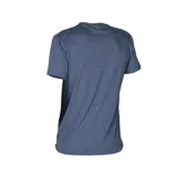 Remera azul de manga corta con cuello redondo y logo pequeño estampado en el pecho.