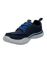 Zapatillas urbanas marca Hush Puppies modelo Alfie Lace, color azul marino con cordones celestes y suela blanca. Fabricadas con tela reciclada y tecnología Smart Foam Tech para mayor comodidad.
