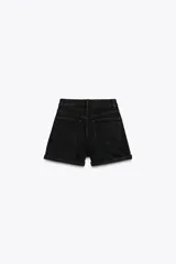 Bermuda de jean negro, tiro alto, corte mom fit, con trabillas y cinco bolsillos.