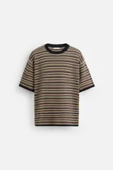 Camiseta de hombre de punto a rayas horizontales en tonos verde, rojo y negro. Corte regular fit, cuello redondo y manga corta con terminaciones en rib.