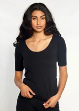 Remera negra de microfibra, manga corta y escote redondo.