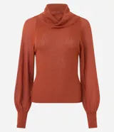 Blusa de punto color ladrillo con cuello alto boba, mangas largas con puños ajustados y detalle de hilo metalizado.