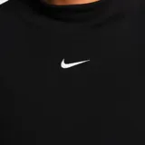 Remera negra de manga larga con cuello alto y logo Nike bordado en blanco en el pecho.