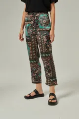 Pantalón cropped de viscosa con estampado multicolor y cintura alta con elástico.