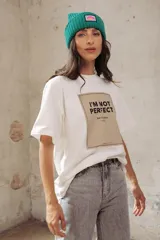 Remera blanca de algodón con estampa rectangular en tonos beige y texto negro.